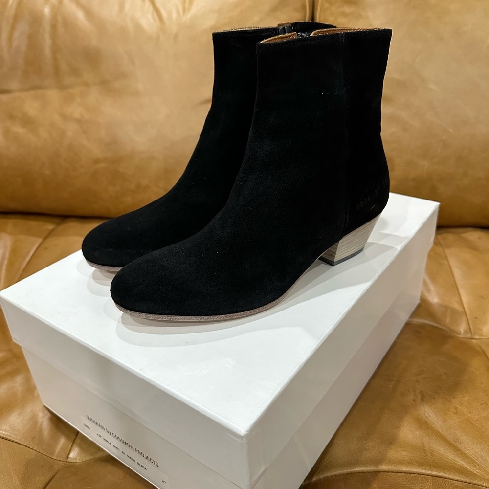 Woman by Common Projects zip ankle boot in suede black, size 37 (US 6.5) NEW